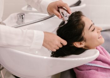 what happens if you wash your hair after bleaching it