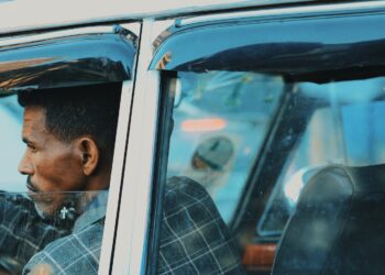 how long can you stay in a car with the windows closed