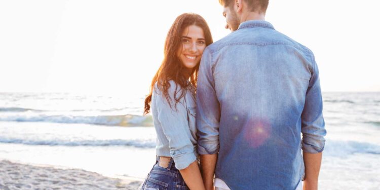 should i be upset that my boyfriend looks at other females online