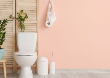 why does my pee sink to the bottom of the toilet