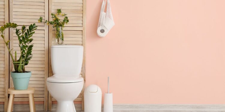 why does my pee sink to the bottom of the toilet