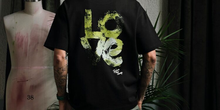 6 Reasons That Make Graphic Tee Shirts a Wardrobe Essential